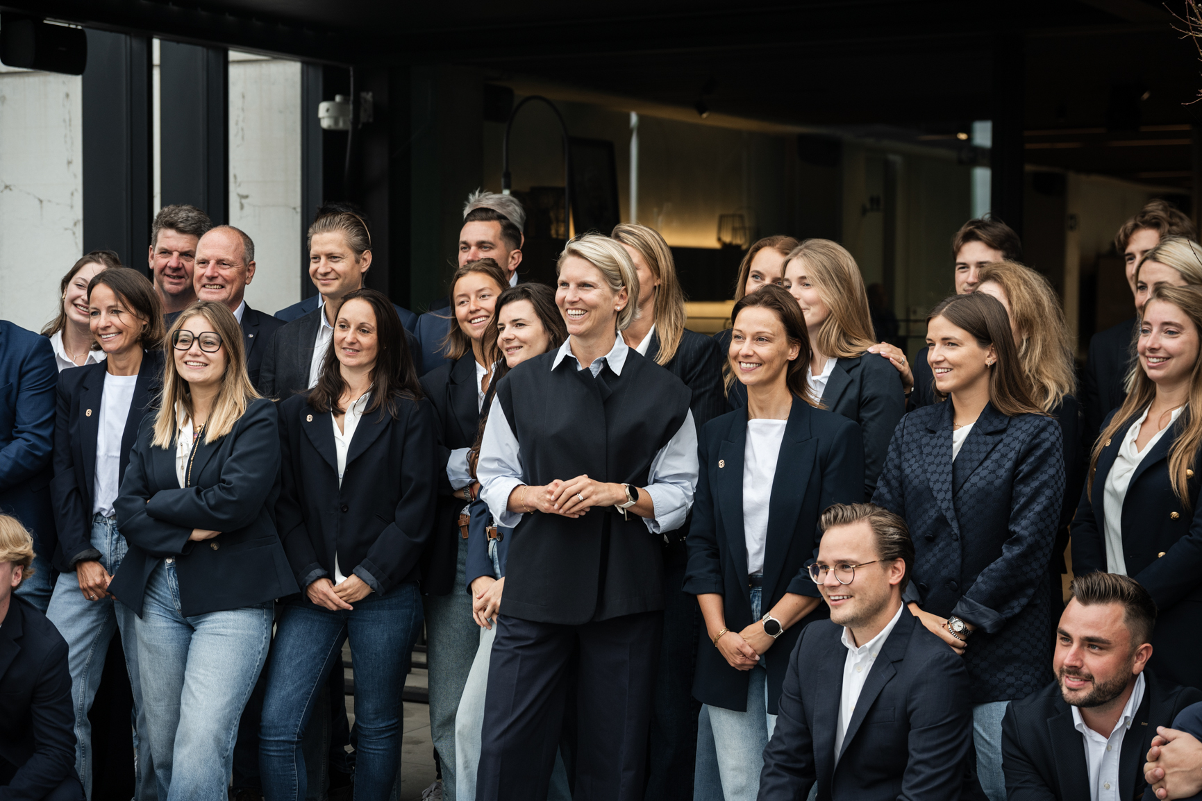 Team buiten happy