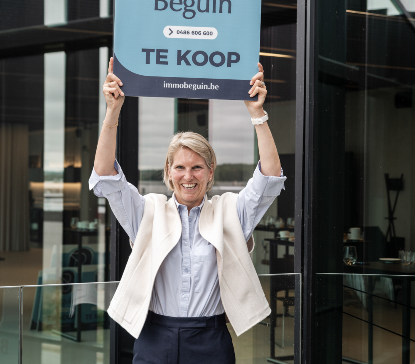 Sophie met te koop bord
