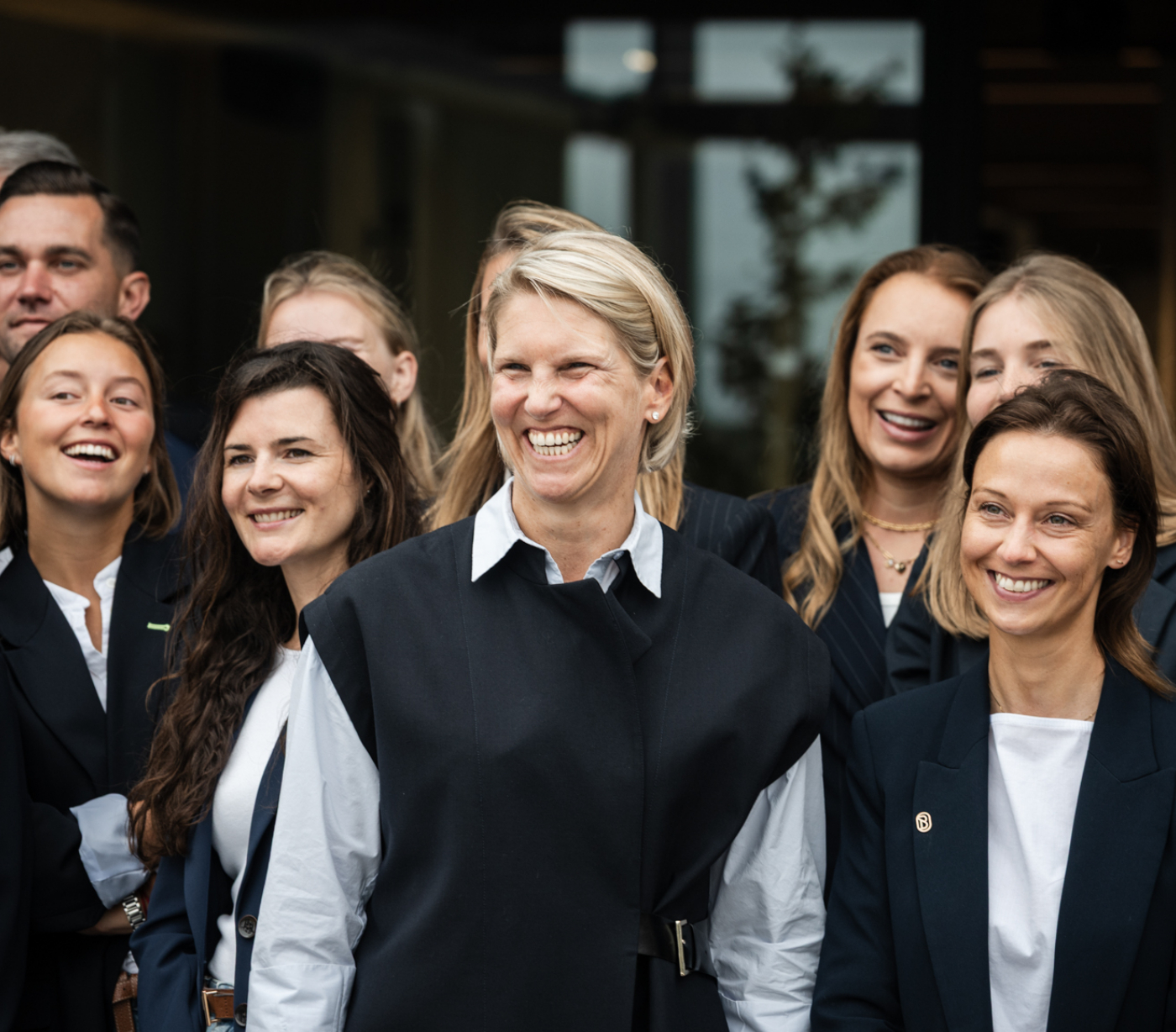 Team buiten al lachend