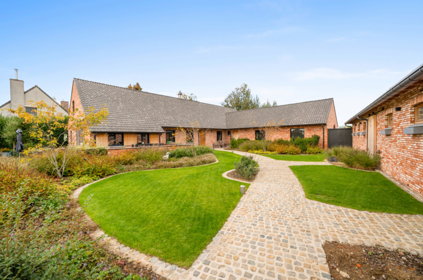 0927340272bb4065a5d7ab231d3ae85b