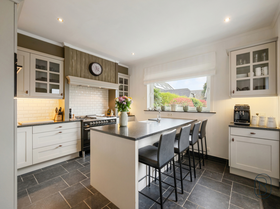 0d855668f4e44388a050e6d39faacb4f