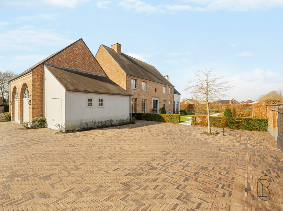 196c7f7f8f594e83bf8e976b994b9f1b