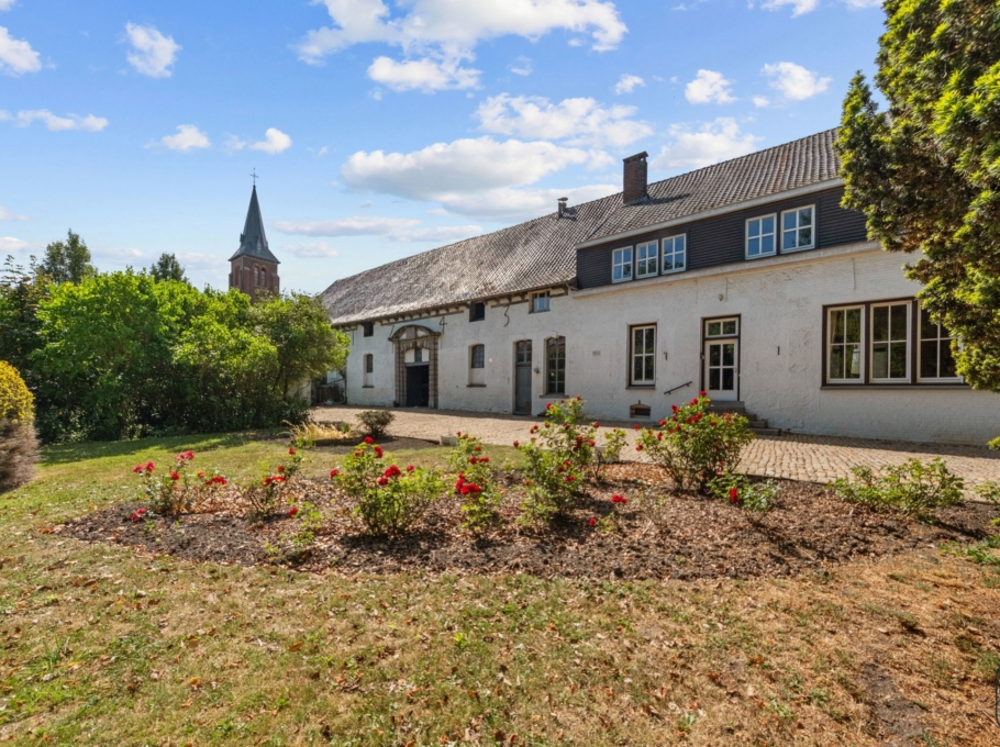 Dbfa3f890ca04b9599d21b58c3c7b222